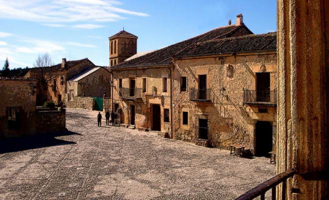 plaza-mayor-de-pedraza-Segovia-1728x800_c