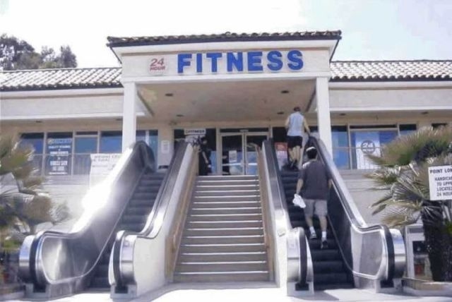 escalera-para-subir-al-gym-imagen-ironica